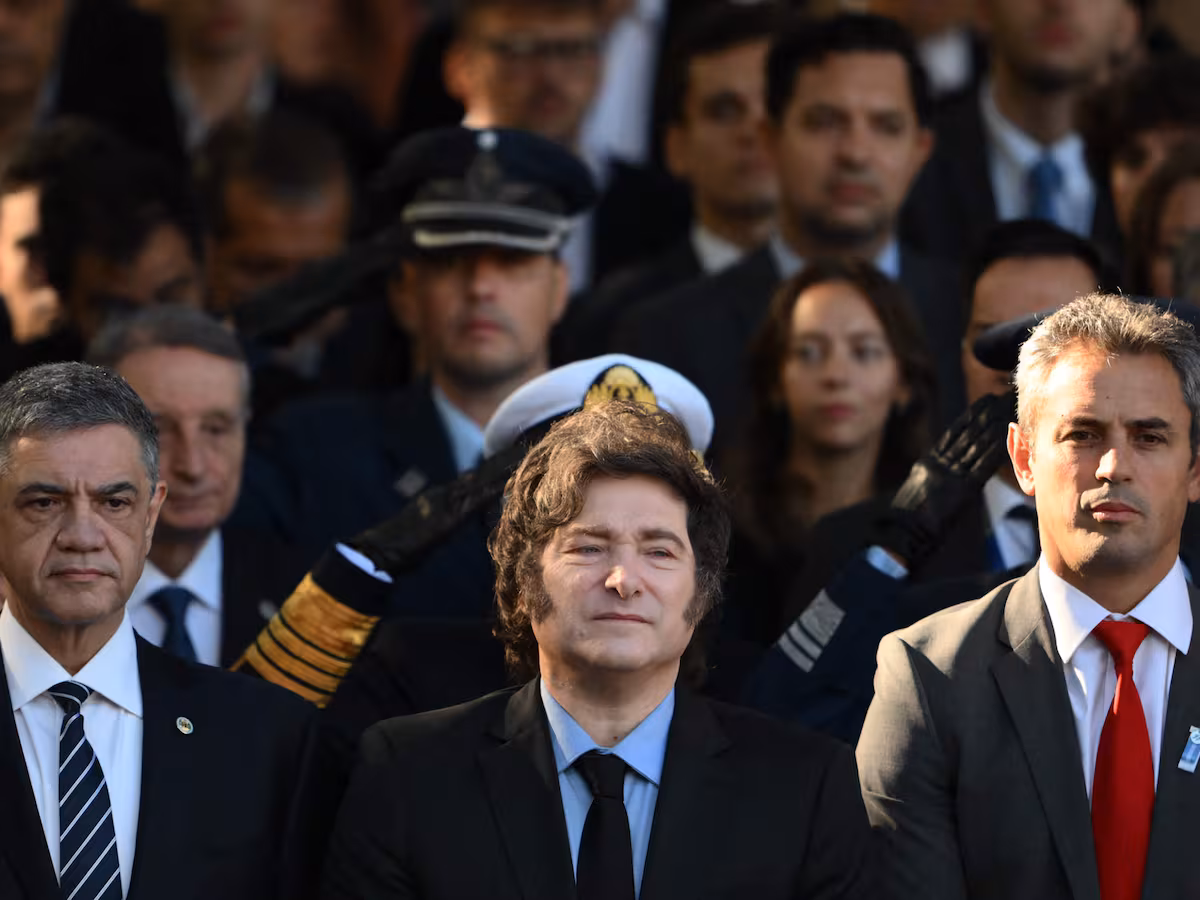 Con Adorni en primera fila: Milei reafirmó el reclamo por Malvinas y pidió diálogo con el Reino Unido 1 Javier Milei encabezó el acto por el Día del Veterano y de los Caídos en Malvinas y ratificó el reclamo de soberanía, con un llamado al diálogo con el Reino Unido.