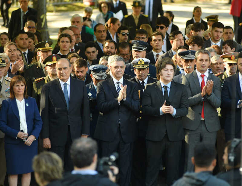 Con Adorni en primera fila: Milei reafirmó el reclamo por Malvinas y pidió diálogo con el Reino Unido 3 Javier Milei encabezó el acto por el Día del Veterano y de los Caídos en Malvinas y ratificó el reclamo de soberanía, con un llamado al diálogo con el Reino Unido.