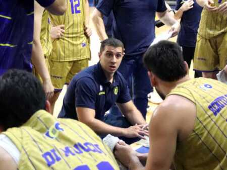Mitre recibe hoy a CAPRI en un duelo clave por la Liga Federal Mitre y CAPRI ganaron como visitantes en el primer juego de los playoffs de la Liga Federal y quedaron a una victoria de la clasificación. Tokio cayó ajustadamente ante Hércules en Charata y está obligado a ganar en Posadas para seguir con vida.