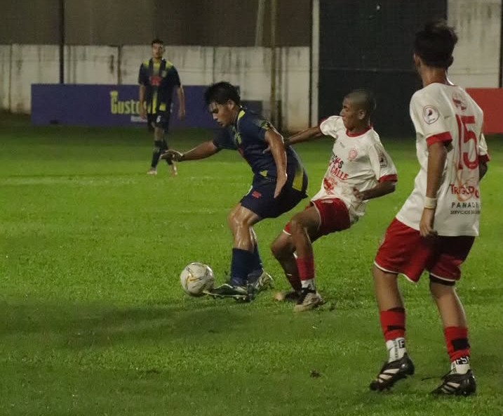 Mitre goleó a Huracán y se quedó con el clásico de Rocamora 3 mitre