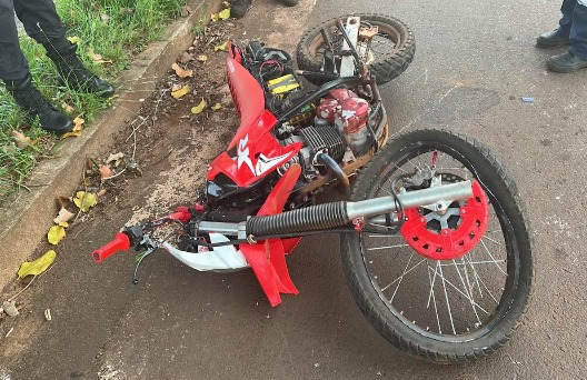 Tragedia en Encarnación: choque de motocicletas deja un joven fallecido y una mujer en estado crítico 1 Un joven de 20 años falleció tras un accidente vial en el barrio San Pedro.