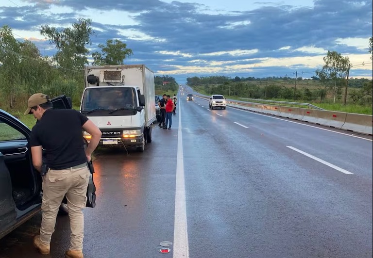 Asalto tipo comando en Paraguay: roban medicamentos para adelgazar y abandonan vehículos Paraguay robo medicamentos