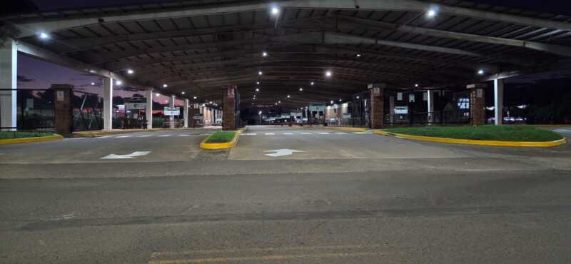 Sorpresivo paro de colectivos: choferes suspenden el servicio por falta de pago de salarios Terminal vacía en Posadas durante el paro de colectivos por falta de pago a choferes.
