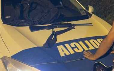 Apóstoles: detuvieron a un joven armado con un rifle en el barrio Timbó Viejo 3 Un joven de 19 años fue detenido en Apóstoles tras ser sorprendido con un rifle calibre 22. Intentó ocultarlo al ver a la Policía y quedó a disposición de la Justicia.