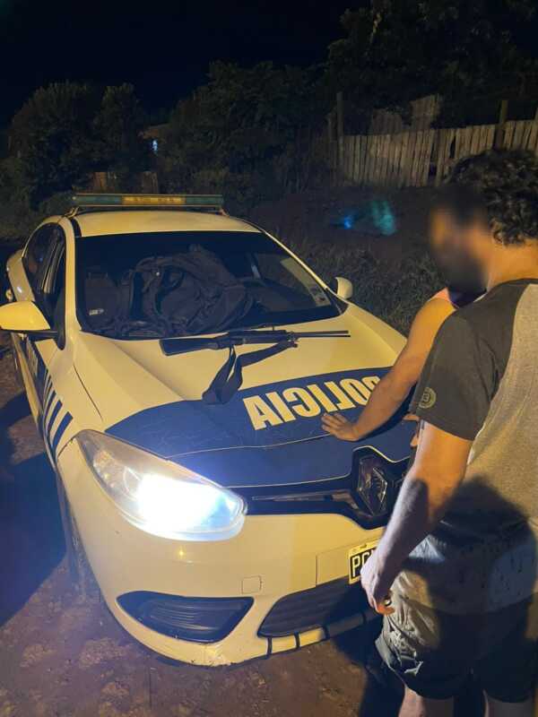 Apóstoles: detuvieron a un joven armado con un rifle en el barrio Timbó Viejo 2 Un joven de 19 años fue detenido en Apóstoles tras ser sorprendido con un rifle calibre 22. Intentó ocultarlo al ver a la Policía y quedó a disposición de la Justicia.