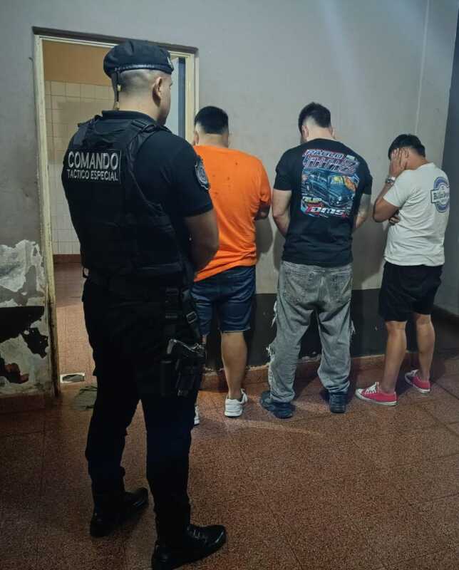 Disturbios en el Autódromo de Posadas: Agredieron a un oficial y suspendieron las actividades 3 Incidentes en el Autódromo Rosamonte de Posadas: Tres hombres fueron detenidos tras una gresca y la agresión a un efectivo policial. El evento de picadas fue suspendido.