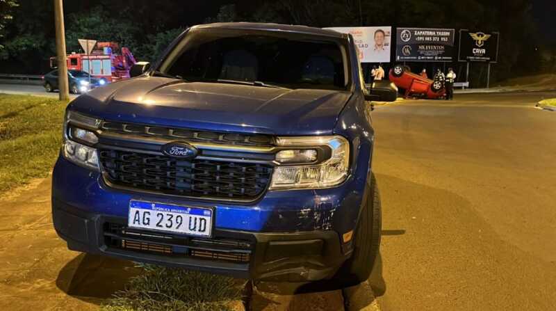 El siniestro vial provocó el vuelco de un automóvil y movilizó a equipos de emergencia en plena noche en Encarnación.