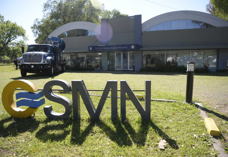 En un contexto de conflicto gremial, el Ejecutivo declaró esencial el servicio meteorológico aeronáutico y modificó su estructura operativa y financiera.