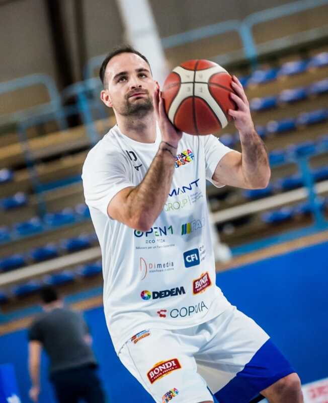 Stefano Pierotti: “Mi viejo es el que más me impulsa en los momentos difíciles” 2 Stefano Pierotti habló de su lesión en Italia, el nivel del básquet europeo y el rol fundamental de su familia en su carrera deportiva.