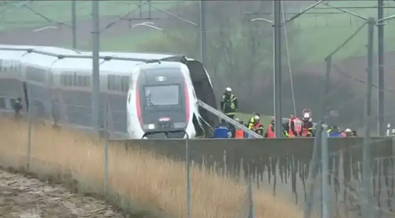 Trágico choque de un tren en Francia: murió el maquinista y hay al menos 27 heridos Francia tren