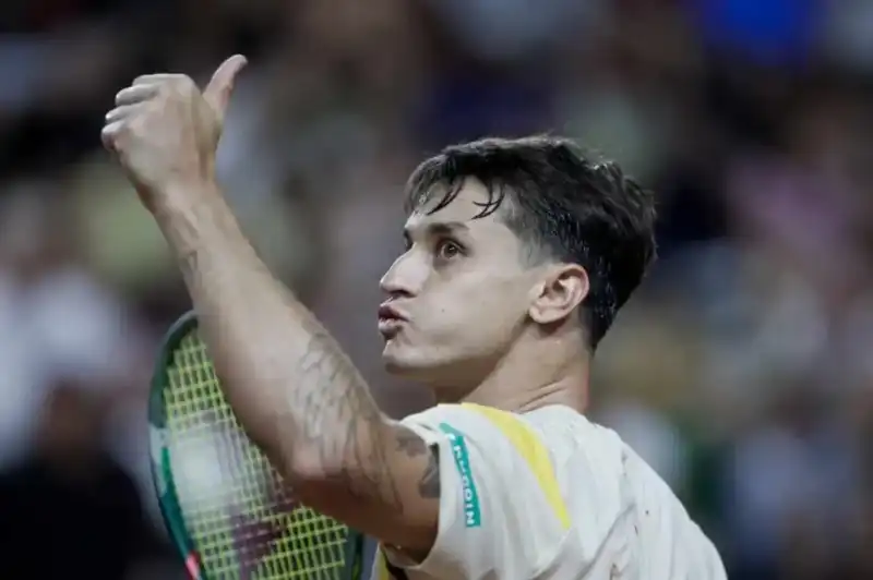 Carabelli eliminó a Khachanov en el partido más importante de su carrera y avanzó a octavos 2 Camilo Ugo Carabelli dio la sorpresa en el ATP 500 de Barcelona al vencer al ruso Karen Khachanov y meterse en los octavos de final.
