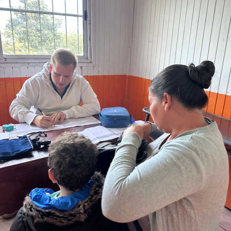 La jornada de salud incluyó visitas domiciliarias y seguimiento nutricional a niños y niñas de la comunidad rural.