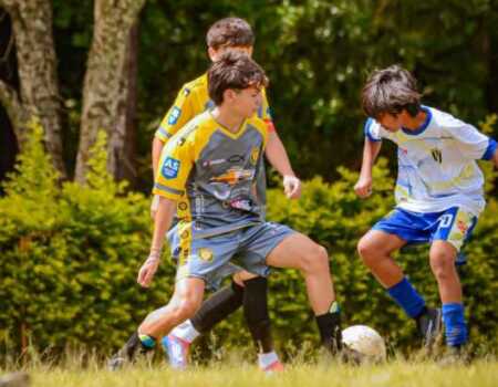Bautista Romero, joven futbolista de Oberá, fue seleccionado para viajar a España en una experiencia vinculada al Real Madrid. Su familia recauda fondos para concretar el sueño.