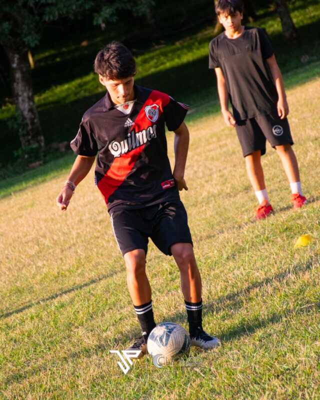 Bautista Romero, joven futbolista de Oberá, fue seleccionado para viajar a España en una experiencia vinculada al Real Madrid. Su familia recauda fondos para concretar el sueño.