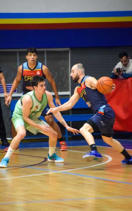 CAPRI cayó 74-67 ante Hindú Club en Posadas y sufrió su novena derrota en la Liga Federal. Djerejdjian y Zandomeni fueron los máximos anotadores del local.