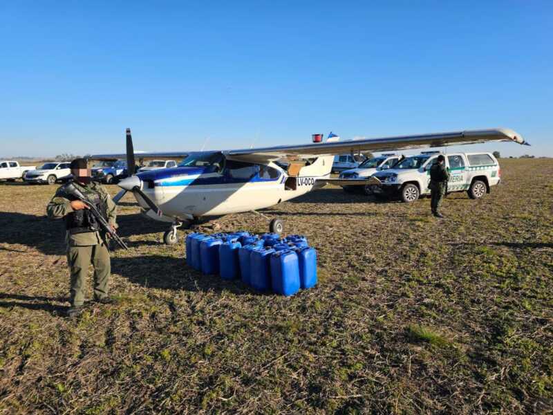 Santa Fe: capturaron a dos narcos bolivianos con 321 kilos de cocaína tras un operativo aéreo HINv5kIW0AAm0Jk - 2