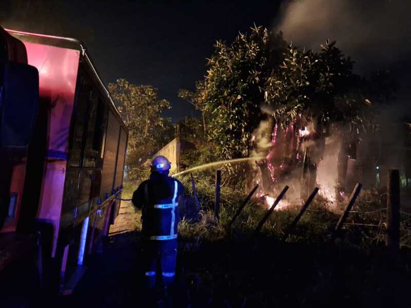 Rápida intervención de un incendio de malezas en un baldío Incendio
