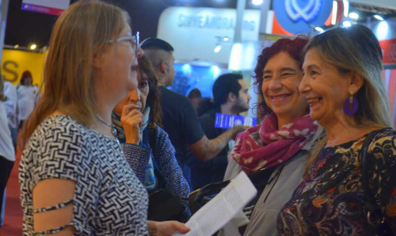 La autora misionera junto a su profesora del taller de poesia Estela Zanlungo y amigas - 2