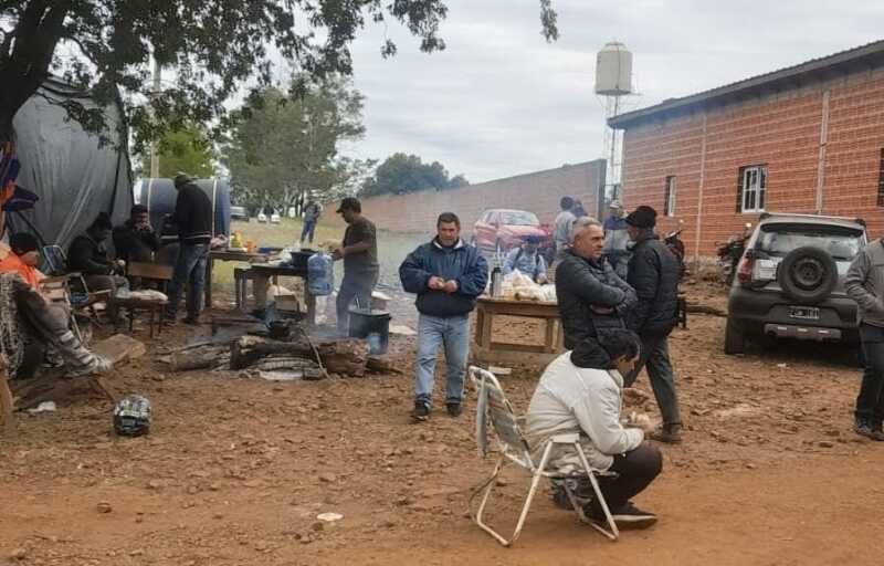 Los trabajadores permanecen dentro del aserradero a la espera de los telegramas de despido y respuestas sobre salarios e indemnizaciones.