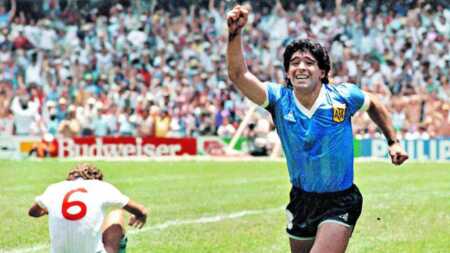 México 86: la historia detrás de la camiseta azul del Diego La increíble historia de la camiseta azul de Argentina en México 86: costó 20 dólares, fue improvisada a último momento y terminó convertida en la reliquia más cara del fútbol.