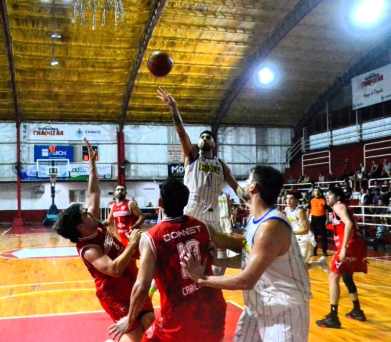 Bartolomé Mitre derrotó 87-82 a Don Bosco en Resistencia y sigue como líder de la Conferencia NEA de la Liga Federal. Benítez Gavilán fue el goleador auriazul.