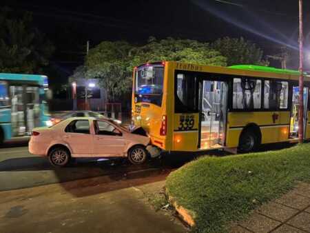 Choque entre un auto y un colectivo en Posadas dejó un hombre herido POLICIALALAS - 4