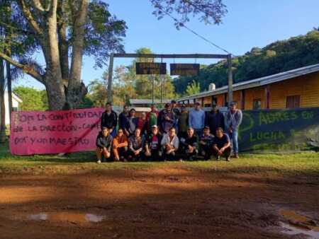 Conflicto educativo en San Antonio: padres defienden a una directora, reclaman más docentes y un comedor escolar Padres del paraje Barbacuá reclaman la continuidad de la directora y exigen más docentes y un comedor para la escuela rural.