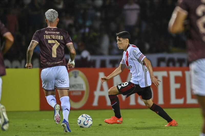 River ganó un partidazo en Venezuela y quedó a un paso de la clasificación 4 River derrotó 2-1 a Carabobo en Venezuela con un gol agónico de Maximiliano Salas y quedó a un paso de la clasificación en la Copa Sudamericana 2026. Hubo expulsados, polémicas y un final épico.