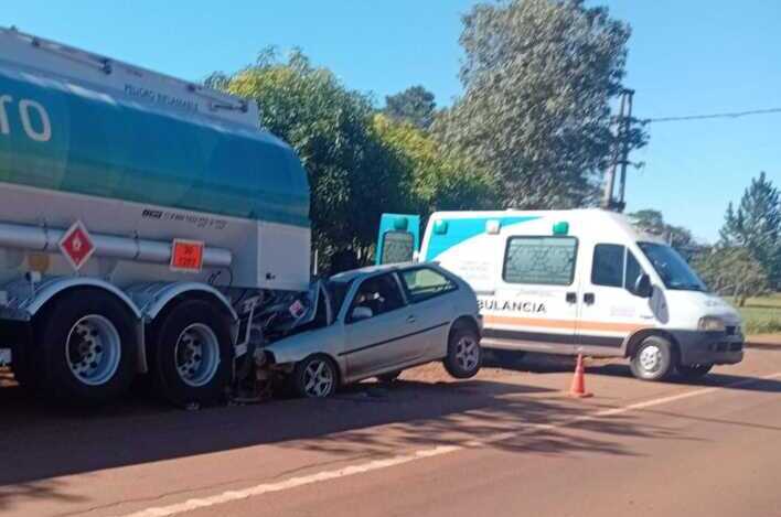 Siniestro vial en Alem: un auto chocó contra un camión cisterna estacionado WhatsApp Image 2026 05 12 at 17.48.27 e1778619402919 - 1