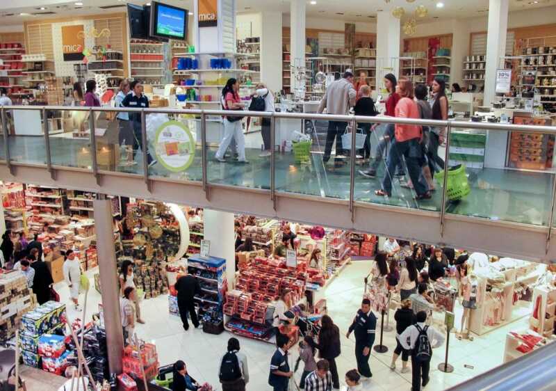 El consumo privado cayó 0,6% en abril y acumuló una baja de 1,5% en el primer cuatrimestre caída en el consumo