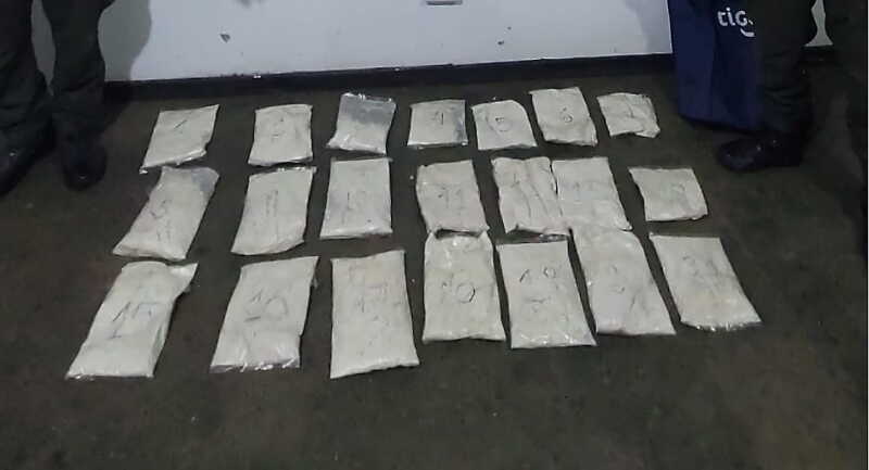 Gendarmería secuestró 18 kilos de cocaína ocultos en un camión sobre la Ruta 12 Gendarmería secuestró 18 kilos de cocaína