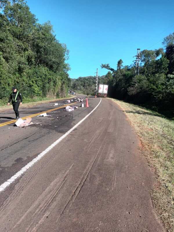 Choque y fuga en Capioví: un camión perdió parte de su cargamento de vinos 4 WhatsApp Image 2026 05 19 at 17.17.23 - 3