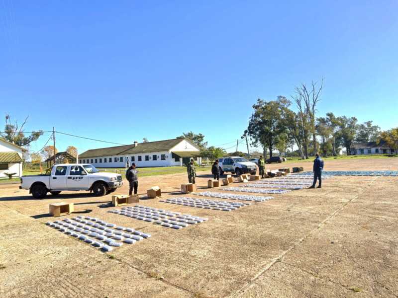 Gendarmería secuestró 13 mil paquetes de cigarrillos de contrabando en Corrientes 4 WhatsApp Image 2026 05 20 at 16.08.21 - 3
