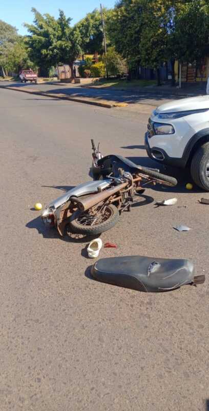 Una camioneta embistió una moto en Posadas y dos adolescentes resultaron heridas