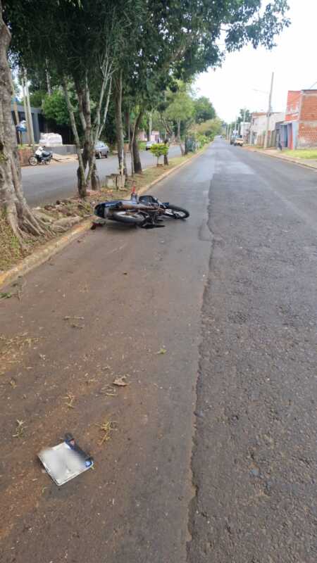 Dos motociclistas resultaron heridos tras chocar contra un árbol en Posadas 4 Choque contra un árbol en Posadas: dos motociclistas terminaron heridos
