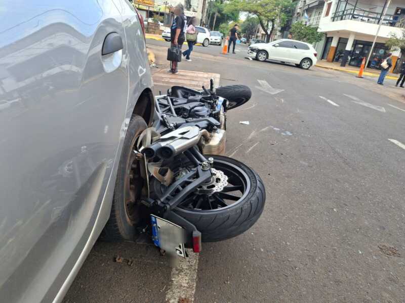 Posadas: un motociclista resultó herido tras un choque con un auto en microcentro 3 WhatsApp Image 2026 05 26 at 17.06.49 1 - 2