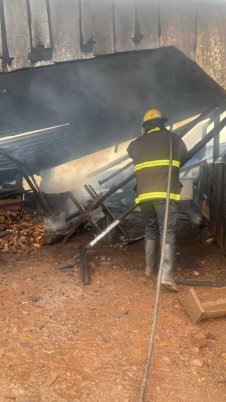 Un incendio consumió un galpón en Panambí y movilizó a bomberos de la región