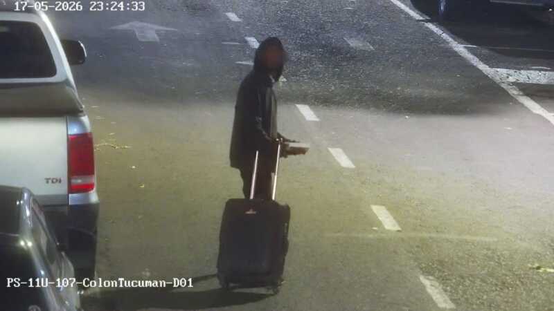 Simulaba ir de viaje con una valija, pero llevaba celulares robados que intentaba vender: lo detectó el 911 y terminó detenido El sospechoso fue detectado por cámaras mientras ofrecía celulares en plena vía pública.
