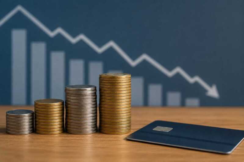 El uso de tarjetas de crédito crece como principal motor del financiamiento al consumo en un contexto de salarios rezagados.