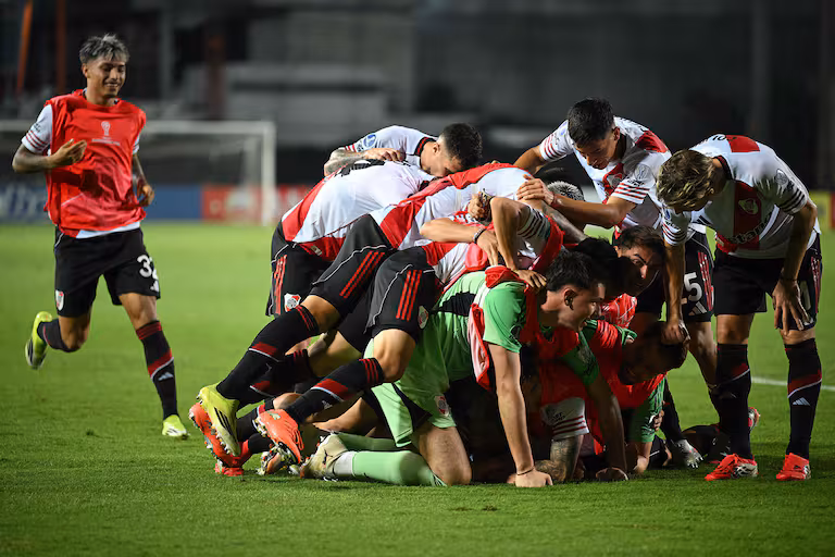 River ganó un partidazo en Venezuela y quedó a un paso de la clasificación 2 River derrotó 2-1 a Carabobo en Venezuela con un gol agónico de Maximiliano Salas y quedó a un paso de la clasificación en la Copa Sudamericana 2026. Hubo expulsados, polémicas y un final épico.