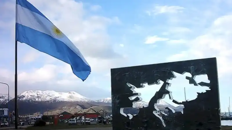 Malvinas: Reino Unido endurece su postura y declara “innegociable” la defensa del archipiélago Malvinas