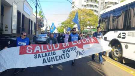 Trabajadores sanitarios de Misiones se sumaron a la Marcha Federal por la Salud para reclamar mejores condiciones laborales y mayor inversión en hospitales públicos.