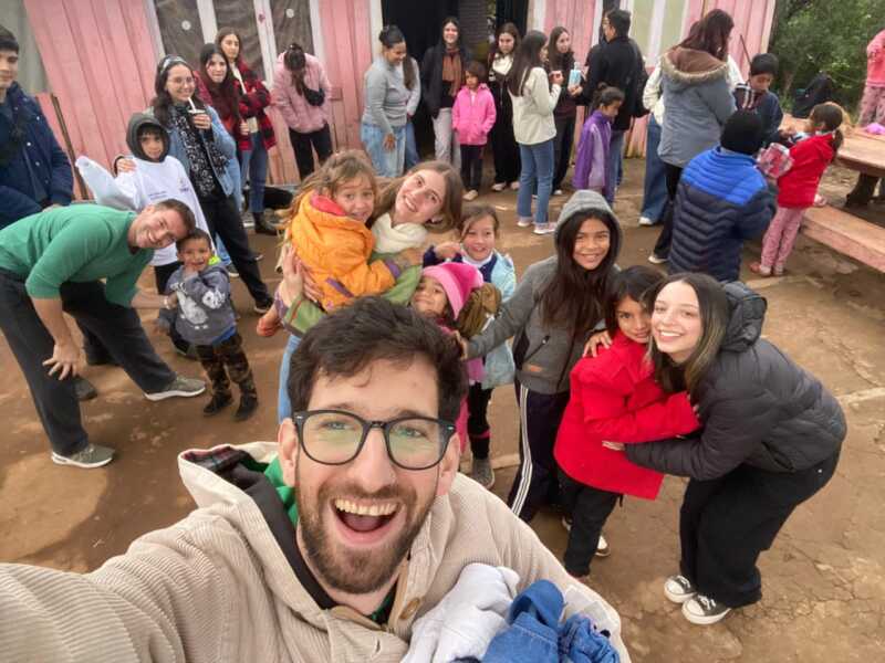 Realizan una colecta solidaria de ropa de invierno para niños de El Porvenir II, ante la llegada del frío intenso merendero el porvenir 4 - 2