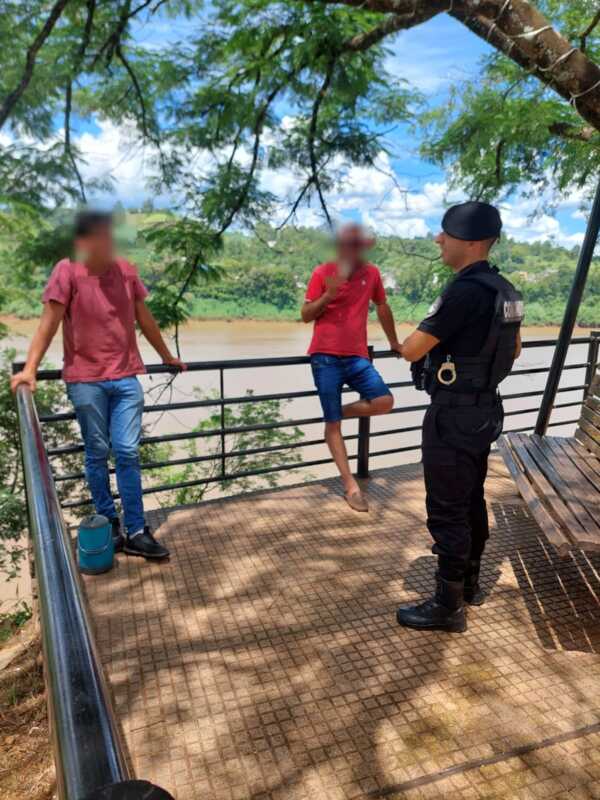 Amplio despliegue policial en Misiones: refuerzan controles y presencia preventiva en barrios, chacras y rutas 7 La Policía de Misiones intensificó operativos preventivos en toda la provincia con patrullajes, controles viales y monitoreo en tiempo real en los 79 municipios.