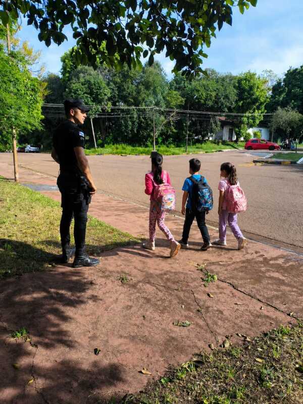 Amplio despliegue policial en Misiones: refuerzan controles y presencia preventiva en barrios, chacras y rutas 4 La Policía de Misiones intensificó operativos preventivos en toda la provincia con patrullajes, controles viales y monitoreo en tiempo real en los 79 municipios.