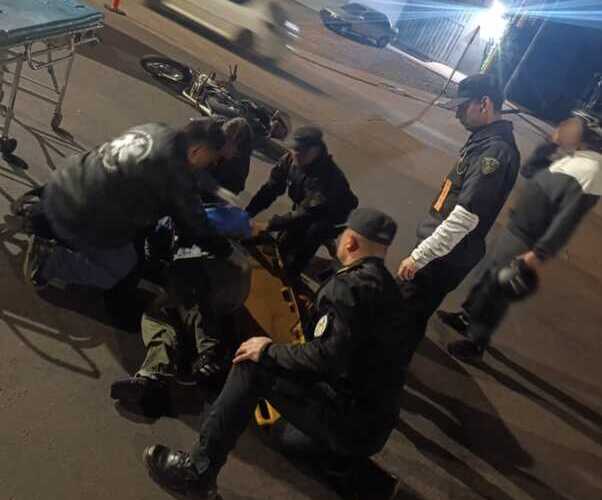 Un motociclista resultó herido tras ser embestido por un auto que se dio a la fuga sobre la Ruta Nacional 12, en Posadas.
