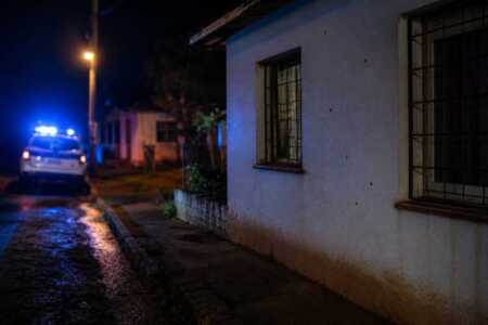 La Policía Científica realizó pericias en la vivienda baleada mientras avanza la investigación sobre el vehículo sospechoso. Imagen ilustrativa.