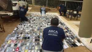Iguazú: Aduana secuestró 637 iPhones ocultos en un utilitario que ingresaba por el Puerto Tres Fronteras Aduana secuestró 637 iPhones en iguazú
