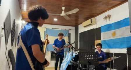 Anabella Sánchez junto a sus alumnos transformó un clásico del rock argentino en un himno mundialista que ya recorre las redes sociales.