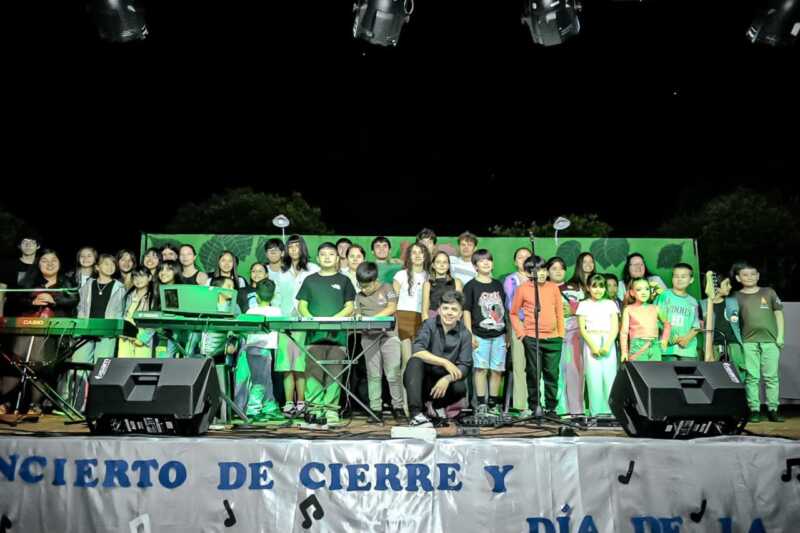 Una docente misionera reversionó “Ji Ji Ji” junto a sus alumnos para alentar a la Selección 1 Anabella Sánchez y sus alumnos grabaron una versión de “Ji Ji Ji” con letra adaptada al Mundial y ya proyectan una producción audiovisual con participación de toda la comunidad.